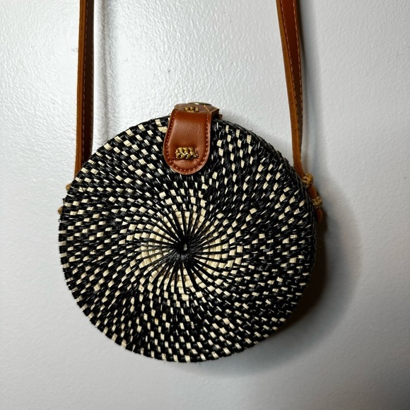 Stylish Black and Tan Woven Crossbody Bag - Picture 4 of 7